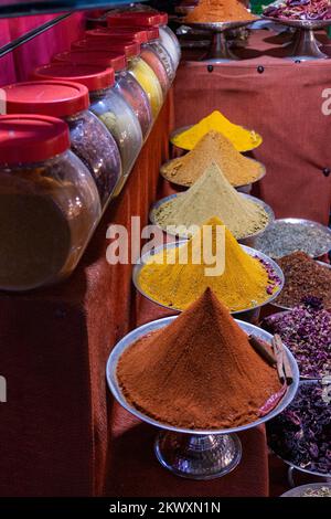 Primo piano di colorate spezie arabe nel mercato tunisino. Foto Stock