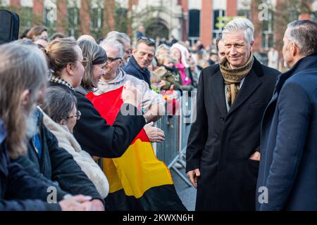 Anversa, Belgio, 30/11/2022, re Filippo - Filip del Belgio saluta il pubblico in una visita regale al centro amministrativo di Zoersel mercoledì 30 novembre 2022, parte di una visita regale alla Provincia di Anversa. FOTO DI BELGA JONAS ROOSENS Foto Stock