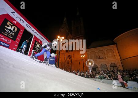 04.01.2017., Zagabria, Croazia - Zagabria festeggia 50 anni di Coppa del mondo di Sci Alpino FIS - il 50th° anniversario della Coppa del mondo di Sci Alpino FIS al Trg bana J. Jelacica (piazza principale di Zagabria). La gara di sci dei vincitori della Coppa del mondo FIS sulla strada dalla Cattedrale di Zagabria alla piazza principale di Zagabria. Marc Girardelli. Foto Stock