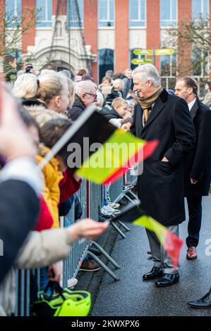 Anversa, Belgio, 30/11/2022, re Filippo - Filip del Belgio e la regina Mathilde del Belgio salutano il pubblico in occasione di una visita regale al centro amministrativo di Zoersel mercoledì 30 novembre 2022, nel quadro di una visita regale nella provincia di Anversa. FOTO DI BELGA JONAS ROOSENS Foto Stock