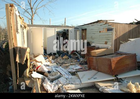 Gravi tempeste e tornado, Americus, GA, 8 marzo 2007 Una casa danneggiata e resa senza tetto dai tornado della Georgia. I tornado hanno causato gravi danni in Georgia. Mark Wolfe/FEMA.. Fotografie relative a disastri e programmi, attività e funzionari di gestione delle emergenze Foto Stock