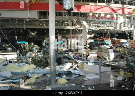 Gravi tempeste e tornado, Americus, GA, 8 marzo 2007 l'interno di un supermercato distrutto dai tornado della Georgia. I tornado hanno causato gravi danni in Georgia. Mark Wolfe/FEMA.. Fotografie relative a disastri e programmi, attività e funzionari di gestione delle emergenze Foto Stock