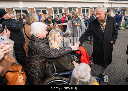 Anversa, Belgio, 30/11/2022, re Filippo - Filip del Belgio e la regina Mathilde del Belgio salutano il pubblico in occasione di una visita regale al centro amministrativo di Zoersel mercoledì 30 novembre 2022, nel quadro di una visita regale nella provincia di Anversa. FOTO DI BELGA JONAS ROOSENS Foto Stock