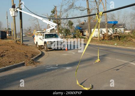 Gravi tempeste e tornado, Americus, GA, 8 marzo 2007 Un operatore telefonico ripara le linee telefoniche abbattute dai tornado della Georgia. I tornado hanno abbattuto molti poli di alimentazione e telefono. Mark Wolfe/FEMA.. Fotografie relative a disastri e programmi, attività e funzionari di gestione delle emergenze Foto Stock