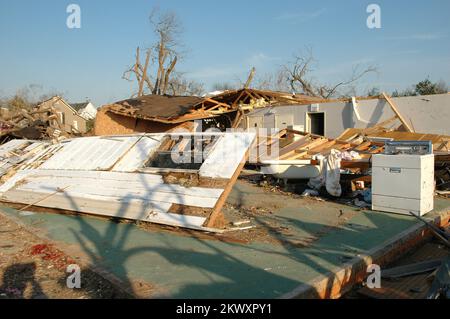 Gravi tempeste e tornado, Americus, GA, 8 marzo 2007 Un'attività distrutta dai tornado della Georgia. I tornado hanno causato gravi danni in Georgia. Mark Wolfe/FEMA.. Fotografie relative a disastri e programmi, attività e funzionari di gestione delle emergenze Foto Stock