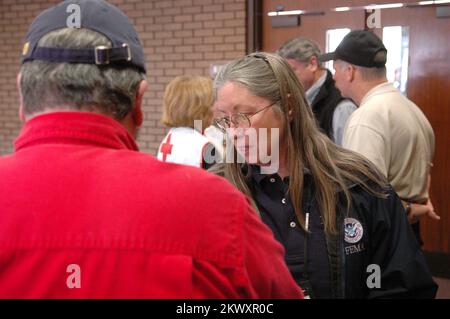 Gravi tempeste e tornado, Americus, GA, 8 marzo 2007 il responsabile dell'informazione pubblica FEMA (PIO) Rita Egan (a destra) parla con un rappresentante della stazione radio. I PIO disiminano le informazioni ai media per aiutare a informare il pubblico sui programmi FEMA. Mark Wolfe/FEMA.. Fotografie relative a disastri e programmi, attività e funzionari di gestione delle emergenze Foto Stock