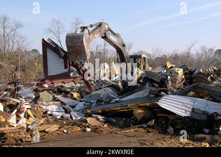 Forti tempeste e tornado, Americus, GA, 8 marzo 2007 i lavoratori raccolgono i detriti lasciati dai tornado della Georgia utilizzando una pala anteriore. I detriti verranno spostati in un luogo di raccolta e quindi smaltiti. Mark Wolfe/FEMA.. Fotografie relative a disastri e programmi, attività e funzionari di gestione delle emergenze Foto Stock