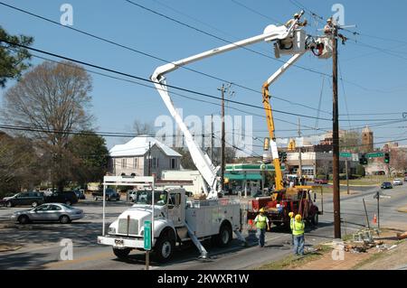 Gravi tempeste e tornado, Americus, GA, 8 marzo 2007 i lavoratori delle società elettriche installano nuove linee elettriche abbattute dai tornado della Georgia. I tornado hanno causato gravi danni in Georgia. Mark Wolfe/FEMA.. Fotografie relative a disastri e programmi, attività e funzionari di gestione delle emergenze Foto Stock