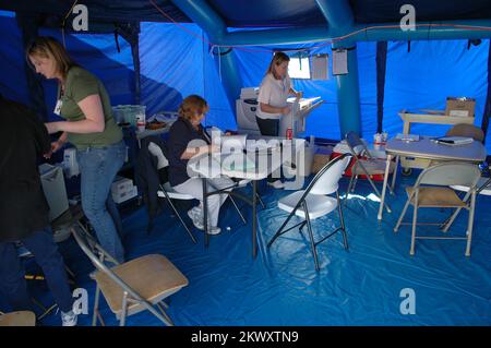 Gravi tempeste e tornado, Americus, GA, 12 marzo 2007 interno della triage temporanea e tenda di registrazione di fronte al Sumter Regional Hospital danneggiato. L'ospedale è stato gravemente danneggiato dai recenti tornado della Georgia. Mark Wolfe/FEMA.. Fotografie relative a disastri e programmi, attività e funzionari di gestione delle emergenze Foto Stock