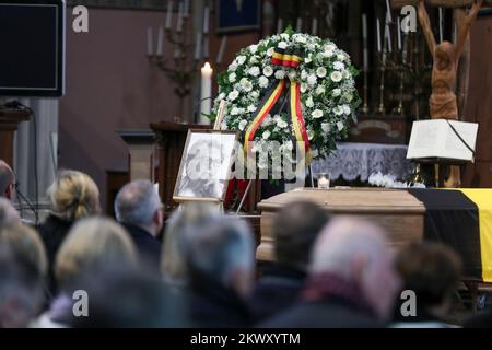 L'immagine mostra i funerali di Stato per il Ministro Paula D'Hondt