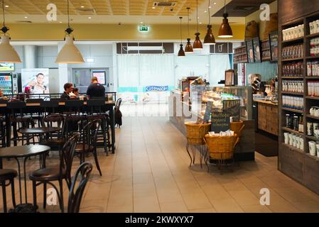 MOSCA - SETTEMBRE 24: Starbucks cafe interior all'aeroporto Sheremetyevo il 24 settembre 2014. Starbucks Corporation è un'azienda americana globale del caffè e. Foto Stock