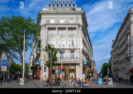 Bundesländerpl, la linea viennese ospita il mercato del nibbling viennese. Architettura di otto Wagner a Vienna, Austria, Die Wienzeilenhäuser am wiener Foto Stock