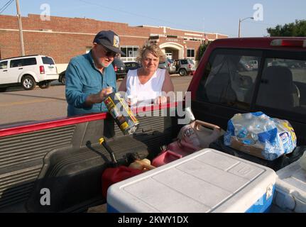 Forti tempeste, tornado e alluvioni, Mullenville, KS maggio 19, 2007 - i residenti Robert e Marclyn Woolsey imballano la loro auto per lasciare un riparo di emergenza e passare a un rimorchio o alloggio alternativo. Un tornado ha danneggiato la loro casa a Greensburgt e sono stati in questo rifugio dal maggio 4. Rimorchi e altri alloggi alternativi sono stati situati nella zona, in modo che il rifugio è programmato per chiudere in pochi giorni. Fotografie relative a disastri e programmi, attività e funzionari di gestione delle emergenze Foto Stock