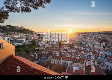 Vista aerea di Lisbona al tramonto dal punto di osservazione Miradouro da Graca - Lisbona, Portogallo Foto Stock