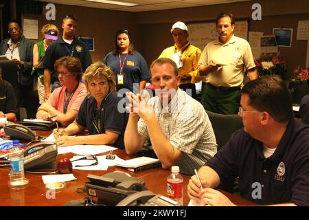 Gravi tempeste, tornado e alluvioni, Greensburg, KS maggio 19, 2007 - i briefing due volte al giorno sui comandi degli incidenti nel Centro operativo di emergenza della FEMA tengono aggiornati i soccorsi e i funzionari governativi sui progressi compiuti. Rappresentanti di sedici agenzie stanno cooperando nello sforzo di recupero del tornado del maggio 4. Fotografie relative a disastri e programmi, attività e funzionari di gestione delle emergenze Foto Stock