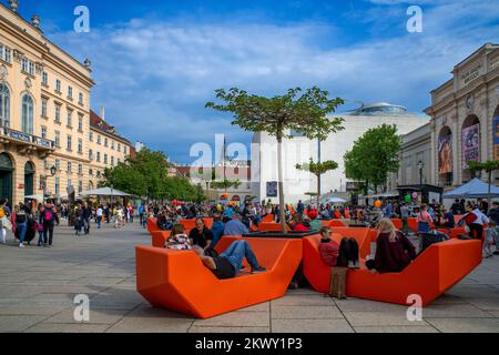 Musei Piazza del quartiere con la gente e museo d'arte moderna MUMOK a Vienna, Austria. Il MuseumsQuartier (mq) è uno dei più grandi quartieri culturali Foto Stock