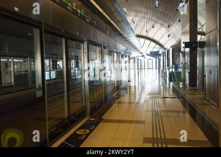 DUBAI - OTT 15: Interno della metropolitana di Dubai il 15 ottobre 2014. La Dubai Metro è una rete di metropolitana completamente automatizzata e senza conducente nell'Emir arabo Unito Foto Stock