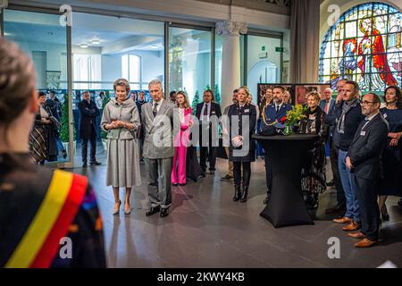 Anversa, Belgio, 30/11/2022, la regina Mathilde del Belgio e il re Filippo del Belgio sono visti durante una visita regale al centro amministrativo di Zoersel mercoledì 30 novembre 2022, parte di una visita regale nella provincia di Anversa. FOTO DI BELGA JONAS ROOSENS Foto Stock