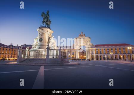 Piazza Praca do Comercio con la statua del re Dom Jose i e l'Arco di Rua Augusta di notte - Lisbona, Portogallo Foto Stock