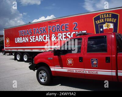 San Antonio, Texas, 21 agosto 2007 la Texas Task Force due, parte integrante della capacità di ricerca e salvataggio del nostro paese, attende il suo dispiegamento sulla costa del Golfo del Texas come parte della risposta all'uragano Dean di questa nazione. .. Fotografie relative a disastri e programmi, attività e funzionari di gestione delle emergenze Foto Stock