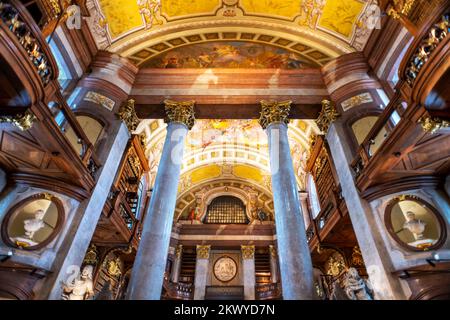 Sala statale della biblioteca Punksaal o della biblioteca nazionale austriaca, Austria, Vienna. La Biblioteca Nazionale austriaca o Österreichische Nationalbiblioth Foto Stock