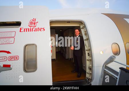 DUBAI, Emirati Arabi Uniti - 31 MARZO 2015: Membro dell'equipaggio Emirates di Boeing-777. Emirates è uno dei due vettori di bandiera degli Emirati Arabi Uniti insieme a Etihad ai Foto Stock