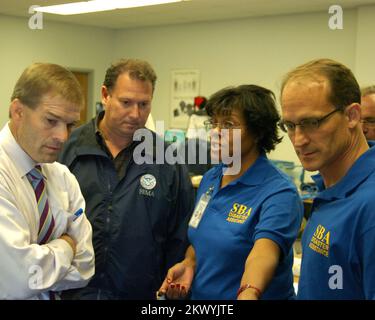 Tempeste severe, inondando, e tornadoes, Carey, Ohio, 31 agosto 2007 il congressista Jim Jordan (a sinistra) e l'amministratore delle piccole imprese Steve Preston (a destra) sono stati informati sulle procedure dal manager del Centro di recupero di emergenza (DRC) George Rodriguez e dal rappresentante dell'ASB Janice Byrd. La FEMA facilita la fornitura di assistenza da parte di una serie di agenzie federali istituendo DRC per uso congiunto durante il ripristino di emergenza. Mike Moore/FEMA. Fotografie relative a disastri e programmi, attività e funzionari di gestione delle emergenze Foto Stock