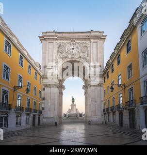 Rua Augusta e Arco di Rua Augusta con la statua del re Dom Jose i sullo sfondo - Lisbona, Portogallo Foto Stock