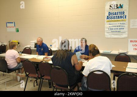 Tempeste severe, inondando, e tornadoes, Ottawa, Ohio, 1 settembre 2007 i rappresentanti della Small Business Administration (SBA) rispondono alle domande dei residenti presso l'Ottawa Disaster Recovery Center (DRC). L'ASB è disponibile per aiutare i residenti colpiti da calamità naturali in tutte le regioni di origine. Mark Wolfe/FEMA.. Fotografie relative a disastri e programmi, attività e funzionari di gestione delle emergenze Foto Stock