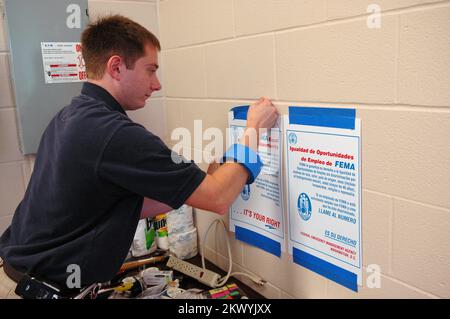 Tempeste severe, inondando, e tornadoes, Ottawa, Ohio, 1 settembre 2007 il rappresentante della FEMA, Jon Perenyi, appende i cartelli all'Ottawa Disaster Recovery Center (DRC). I DRC sono aperti per dare ai residenti un posto in cui porre domande sul processo di recupero FEMA. Mark Wolfe/FEMA.. Fotografie relative a disastri e programmi, attività e funzionari di gestione delle emergenze Foto Stock