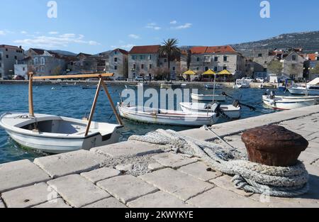 27.03.2017., Kastel Stari, Croazia - Città, una delle sette Kastela, piccole città nella contea di Spalato-Dalmazia, un paio di minuti di auto dalle città dell'UNESCO Spalato e Trogir, sulla costa, con lunghissima passeggiata. Foto: Ivo Cagalj/PIXSELL Foto Stock