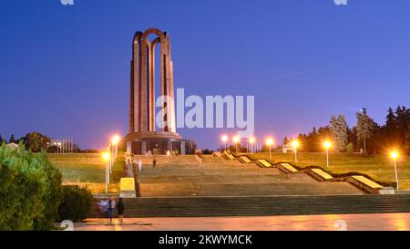 Nation Heroes Memorial nel parco di Carol, Bucarest, Romania, all'ora blu. Punto di riferimento, turismo. Foto Stock