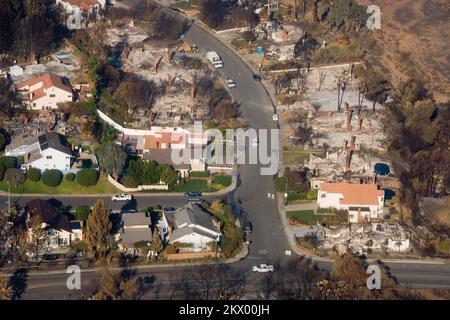 Incendi boschivi, Rancho Bernardo, CA, 31 ottobre 2007 Vista aerea delle case distrutte nel quartiere di Rancho Bernardo a causa degli incendi boschivi della California meridionale. Andrea Booher/FEMA.. Fotografie relative a disastri e programmi, attività e funzionari di gestione delle emergenze Foto Stock