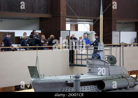 18.04.2017., Croazia, Zagabria - da martedì 18 aprile a domenica 23 aprile 2017 i visitatori del Museo tecnico Nikola Tesla hanno ancora una volta un'opportunità insolita di visitare le rarità del mondo interno, sottomarini originali della seconda guerra mondiale. Foto: Borna Filic/PIXSELL Foto Stock