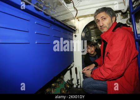 18.04.2017., Croazia, Zagabria - da martedì 18 aprile a domenica 23 aprile 2017 i visitatori del Museo tecnico Nikola Tesla hanno ancora una volta un'opportunità insolita di visitare le rarità del mondo interno, sottomarini originali della seconda guerra mondiale. Foto: Borna Filic/PIXSELL Foto Stock