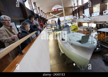 18.04.2017., Croazia, Zagabria - da martedì 18 aprile a domenica 23 aprile 2017 i visitatori del Museo tecnico Nikola Tesla hanno ancora una volta un'opportunità insolita di visitare le rarità del mondo interno, sottomarini originali della seconda guerra mondiale. Foto: Borna Filic/PIXSELL Foto Stock