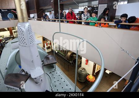 18.04.2017., Croazia, Zagabria - da martedì 18 aprile a domenica 23 aprile 2017 i visitatori del Museo tecnico Nikola Tesla hanno ancora una volta un'opportunità insolita di visitare le rarità del mondo interno, sottomarini originali della seconda guerra mondiale. Foto: Borna Filic/PIXSELL Foto Stock