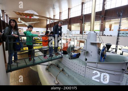 18.04.2017., Croazia, Zagabria - da martedì 18 aprile a domenica 23 aprile 2017 i visitatori del Museo tecnico Nikola Tesla hanno ancora una volta un'opportunità insolita di visitare le rarità del mondo interno, sottomarini originali della seconda guerra mondiale. Foto: Borna Filic/PIXSELL Foto Stock