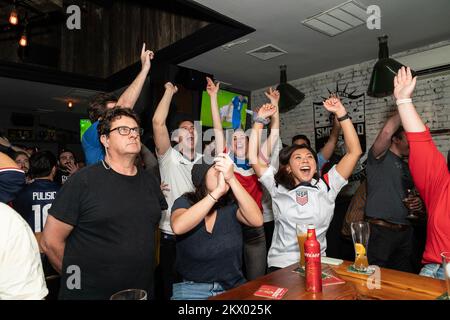 29 novembre 2022, New York, New York, Stati Uniti: I tifosi della squadra di calcio degli Stati Uniti festeggiano la loro vittoria contro l'Iran alla Coppa del mondo del Qatar al bar Smithfield Hall nel quartiere di New York a Chelsea. Vincendo il gioco, la squadra USA ha fatto progressi nella fase di knockout e giocherà la squadra olandese nel round del 16. (Credit Image: © Lev Radin/Pacific Press via ZUMA Press Wire) Foto Stock