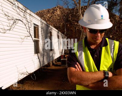 Incendi selvatici, Delzura, CA, 5 dicembre 2007 il coordinatore dell'assistenza tecnica della FEMA John Kalb sta supervisionando gli sforzi per installare questa casa mobile fornita dalla FEMA per una famiglia che ha perso la loro casa e molti possessi nei fuochi selvatici di ottobre. Amanda Bicknell/FEMA.. Fotografie relative a disastri e programmi, attività e funzionari di gestione delle emergenze Foto Stock