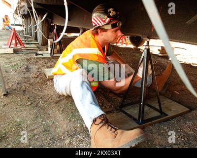 Wildfries, Delzura, CA, 5 dicembre 2007 Tony Smith, Dei sistemi mobili avanzati, installa un molo per sostenere la casa mobile FEMA fornito che la famiglia a vivrà temporaneamente in mentre cominciano a ricostruire le loro vite. La famiglia ha perso la propria casa durante i fuochi selvatici di ottobre che hanno spazzato attraverso la loro comunità. Amanda Bicknell/FEMA.. Fotografie relative a disastri e programmi, attività e funzionari di gestione delle emergenze Foto Stock