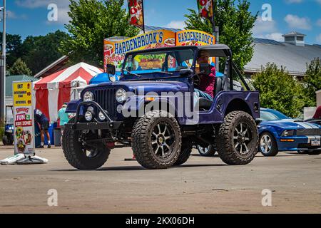 Des Moines, Iowa - 03 luglio 2022: Vista grandangolare frontale di una Jeep 1970 Willys CJ5 ad una fiera automobilistica locale. Foto Stock