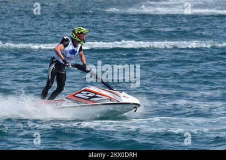 20.05.2017., Croazia, Zadar - UIM Aquabike Gran Premio di Croazia, una gara di moto d'acqua con circa un centinaio di piloti provenienti da tutta Europa. Nel corso dei due giorni, si combineranno gara circolare sul lungomare e gara off-shore sull'isola di Vir, e per il pubblico è il più interessante programma di freestyle dove i migliori piloti europei in Jet Ski seduti eseguono le loro acrobazie in mare. Foto: Dino Stanin/PIXSELL Foto Stock