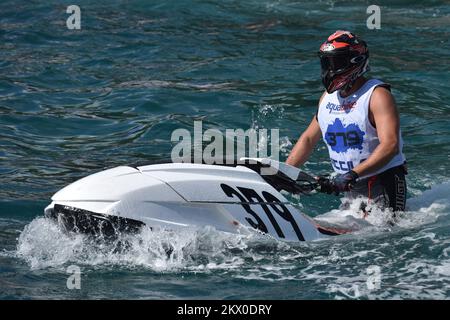 20.05.2017., Croazia, Zadar - UIM Aquabike Gran Premio di Croazia, una gara di moto d'acqua con circa un centinaio di piloti provenienti da tutta Europa. Nel corso dei due giorni, si combineranno gara circolare sul lungomare e gara off-shore sull'isola di Vir, e per il pubblico è il più interessante programma di freestyle dove i migliori piloti europei in Jet Ski seduti eseguono le loro acrobazie in mare. Foto: Dino Stanin/PIXSELL Foto Stock