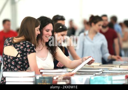 12.06.2017., Croazia, Zagabria - Una grande tenda bianca sulla piazza principale della città ha attratto molte persone che potrebbero avere una grande selezione di libri in essa. Foto: Sanjin Strukic/PIXSELL Foto Stock