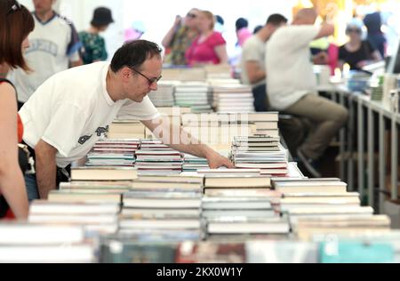 12.06.2017., Croazia, Zagabria - Una grande tenda bianca sulla piazza principale della città ha attratto molte persone che potrebbero avere una grande selezione di libri in essa. Foto: Sanjin Strukic/PIXSELL Foto Stock