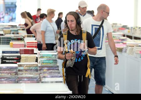 12.06.2017., Croazia, Zagabria - Una grande tenda bianca sulla piazza principale della città ha attratto molte persone che potrebbero avere una grande selezione di libri in essa. Foto: Sanjin Strukic/PIXSELL Foto Stock