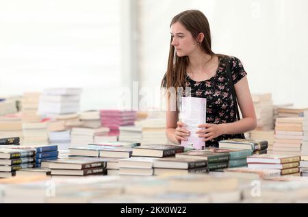 12.06.2017., Croazia, Zagabria - Una grande tenda bianca sulla piazza principale della città ha attratto molte persone che potrebbero avere una grande selezione di libri in essa. Foto: Sanjin Strukic/PIXSELL Foto Stock