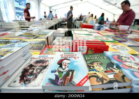 12.06.2017., Croazia, Zagabria - Una grande tenda bianca sulla piazza principale della città ha attratto molte persone che potrebbero avere una grande selezione di libri in essa. Foto: Sanjin Strukic/PIXSELL Foto Stock