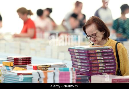 12.06.2017., Croazia, Zagabria - Una grande tenda bianca sulla piazza principale della città ha attratto molte persone che potrebbero avere una grande selezione di libri in essa. Foto: Sanjin Strukic/PIXSELL Foto Stock